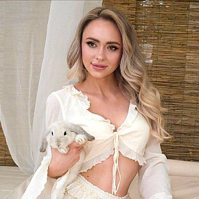 Iulia petite escort in London offers erotic massage services