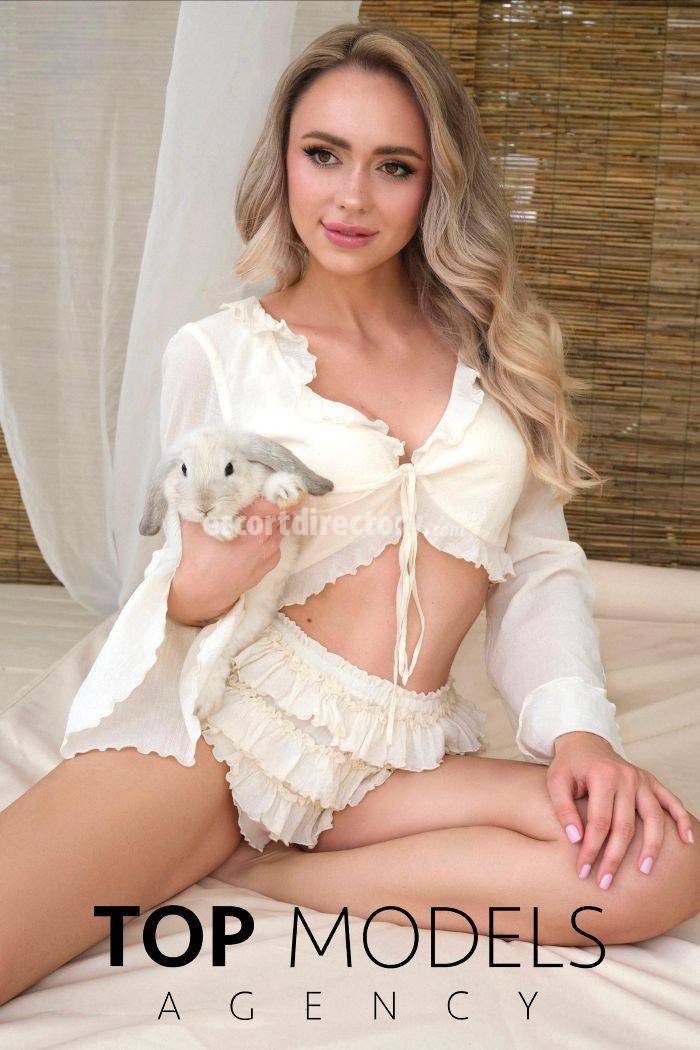 Iulia petite escort in London offers erotic massage services