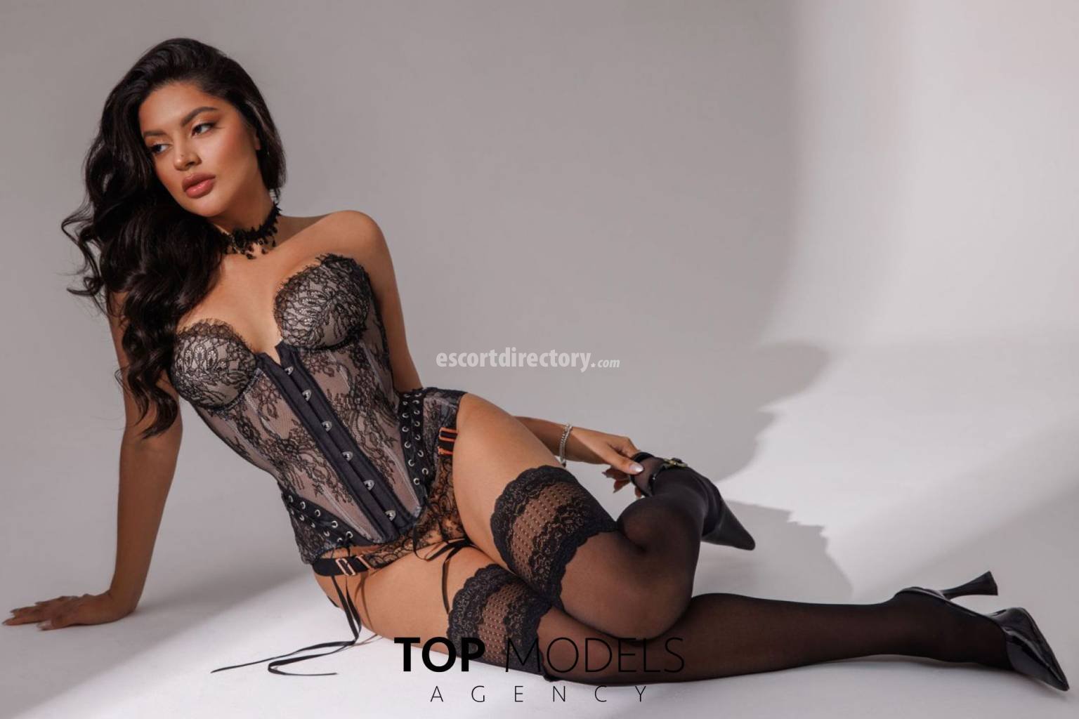 Escort in London, Julia VIP escort provides girlfriend experience (GFE)