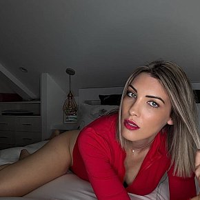 Hot girl in Roissy (CDG airport) offers Sărut Franţuzesc