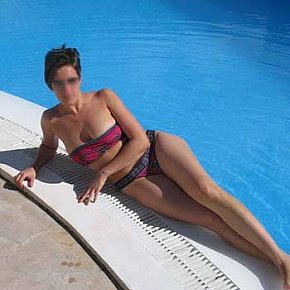 Holistic-Exec-Companion escort in London offers Masaje sensual de cuerpo completo
 services