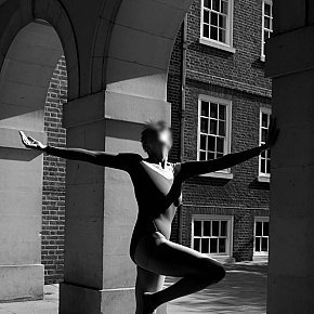 Holistic-Exec-Companion escort in London offers Masaje sensual de cuerpo completo
 services