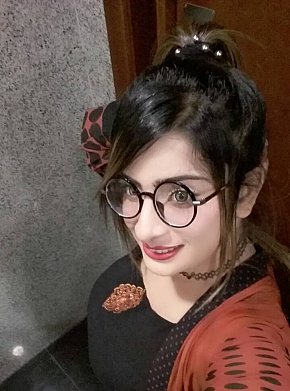 Arohi-OWC-busty-indian escort in Dubai offers Pipe avec capote services