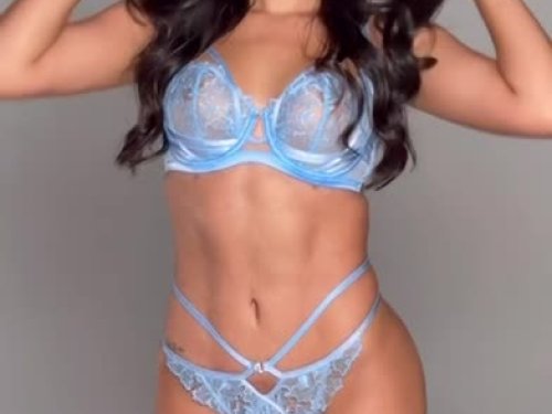 Julia all natural escort in London offers erotic massage services